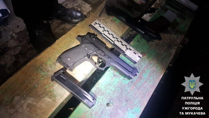 На Закарпатті затримали двох імовірних правопорушників зі зброєю