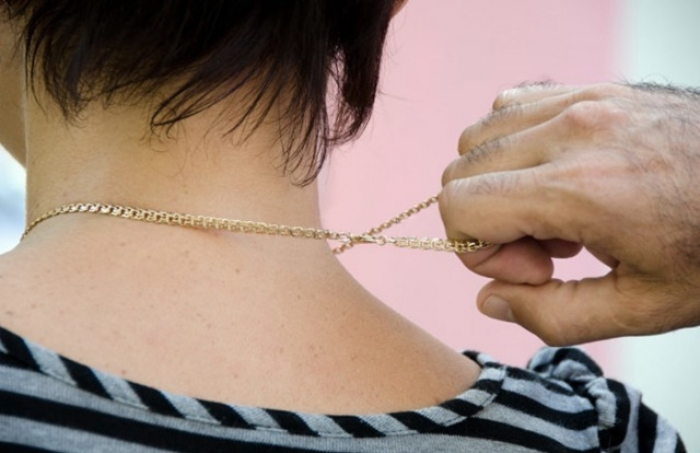 Погрожуючи фізичною розправою, в ужгородки забрали ювелірні прикраси, паспорт, гаманець і телефон