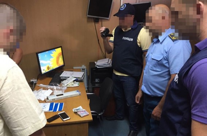 Затримані на Закарпатті на хабарі митники виявилися громадянами іншої країни!