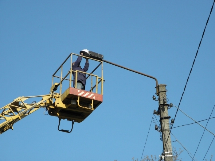 В Ужгороді капітально ремонтують вулиці, зрізають сухі дерева, ліквідовують смітники та оновлюють Замкові сходи