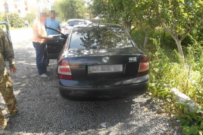 40-річний закарпатець примудрився викинути з авто згорток з наркотиками на очах у полісмена