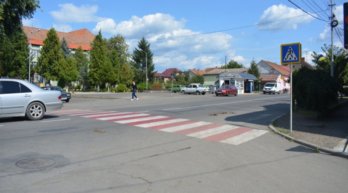 Закарпатське "тріо" поцупило Державний прапор у місті над Тисою