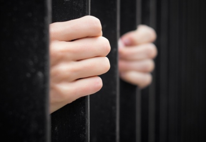 На Закарпатті дядько силою відібрав у дівчини мобілку, сережки та обручку