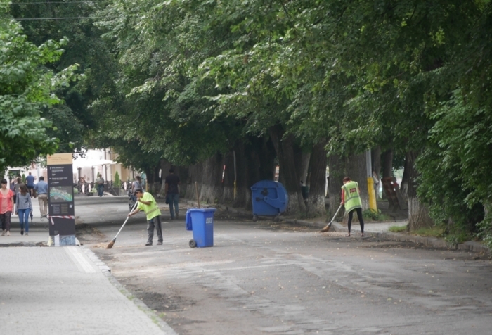 Які роботи проводять комунальники в Ужгороді сьогодні