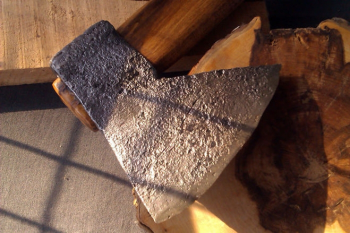 Чотири сокири та молоток: на Міжгірщині сусід обікрав сусіда