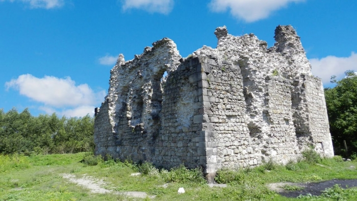 Студенти-історики шукають сліди тамплієрів на розкопках Середнянського замку