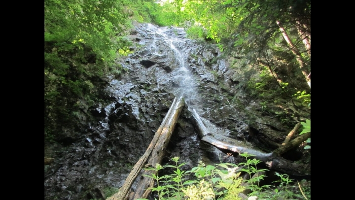 На Рахівщині водоспад Лихий приваблює відвідувачів своєю прохолодою