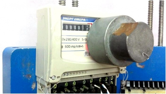 Пошкодження корпусу лічильника, розбите скло, неодимові магніти, або як закарпатці крадуть електроенергію