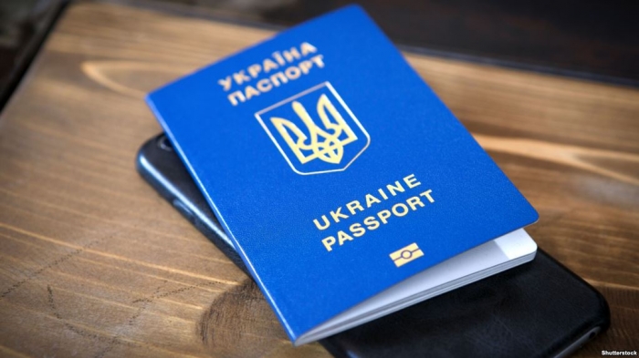Охочі отримати закордонний паспорт на Закарпатті чекають до двох місяців