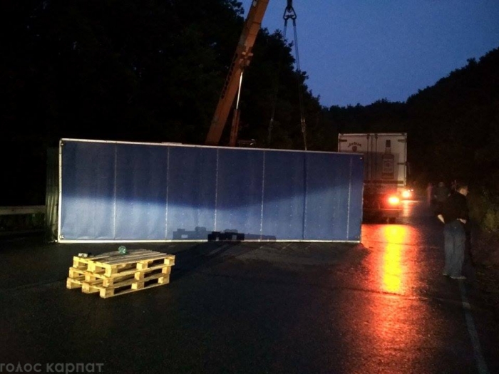 Водій фури з Одеси "обмив" алкоголем дорогу на Виноградівщині