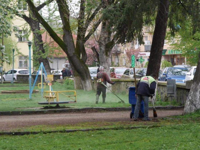 Де та чим сьогодні займаються працівники комунальних служб Ужгорода