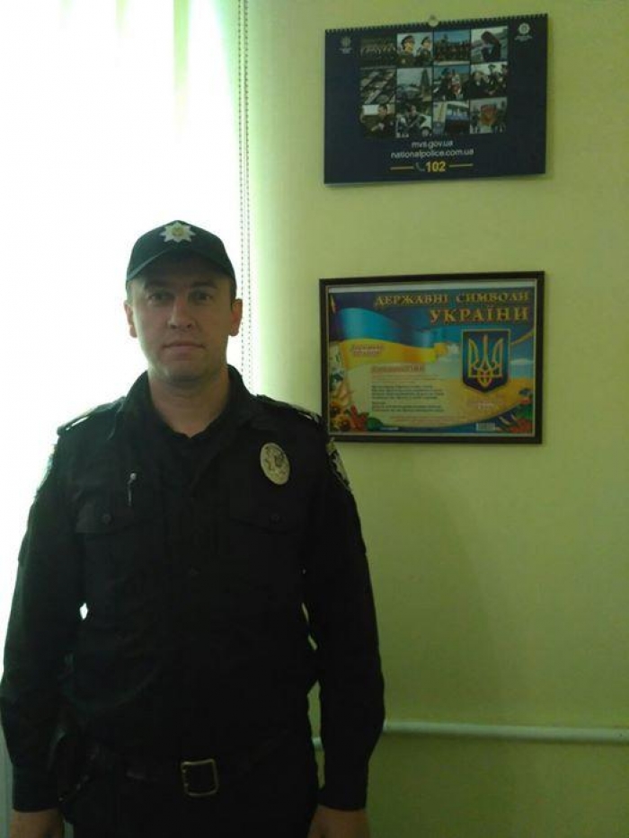 Як відчайдуха-"висотника" у місті над Тисою поліцейські від смерті врятували