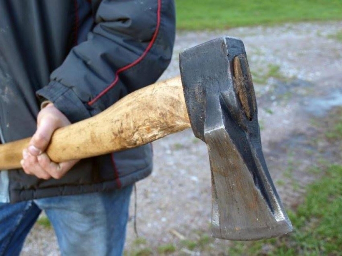 Судитимуть хустянина, котрий розмахуючи сокирою погрожував вбивством поліцейським