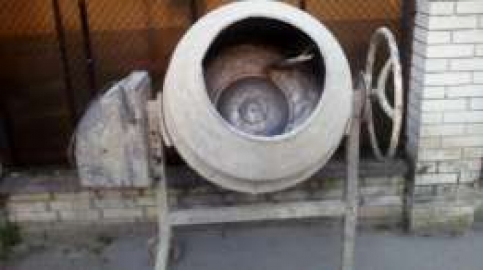 Через бетонозмішувач старенький мукачівець потрапив до лікарні