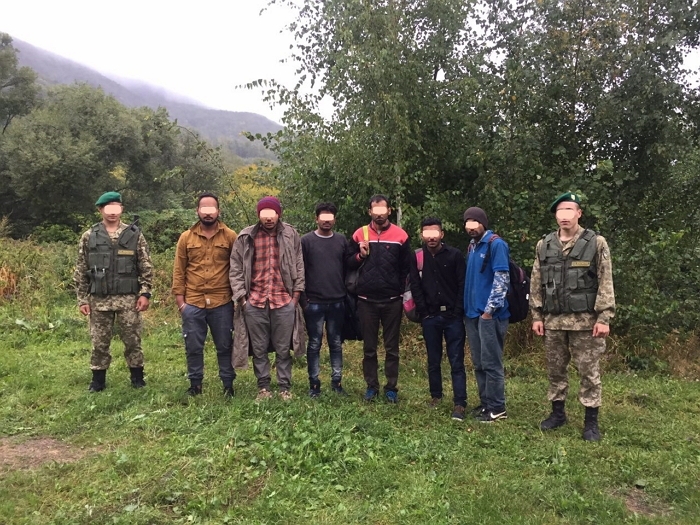 Шістьох азійців-нелегалів упіймали "зелені кашкети" Закарпаття