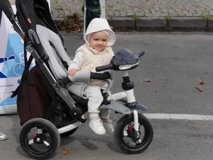 В Ужгороді замість автівок — велосипеди, ролики, скейти...