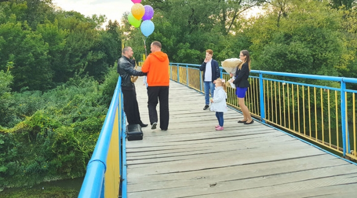 Саксофоніст, музика, повітряні кульки, хризантеми... Романтика!