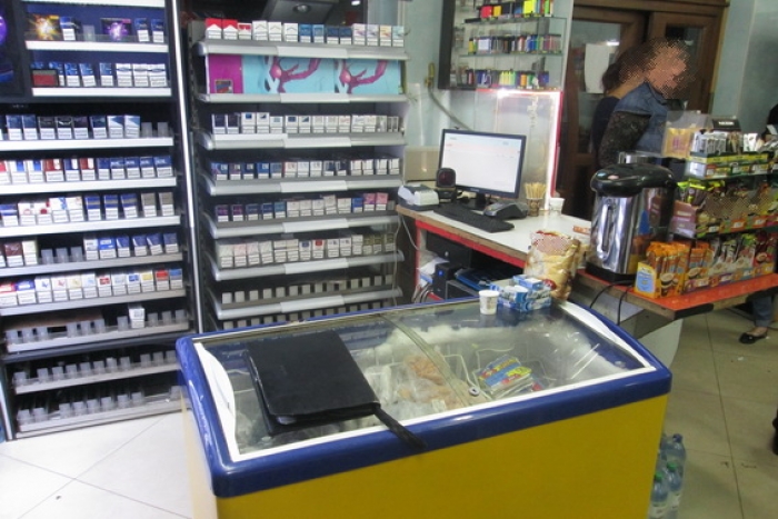 Грабіжницькі будні на Тячівщині: чоловік взяв з каси 5 тисяч гривень і вибіг з магазину