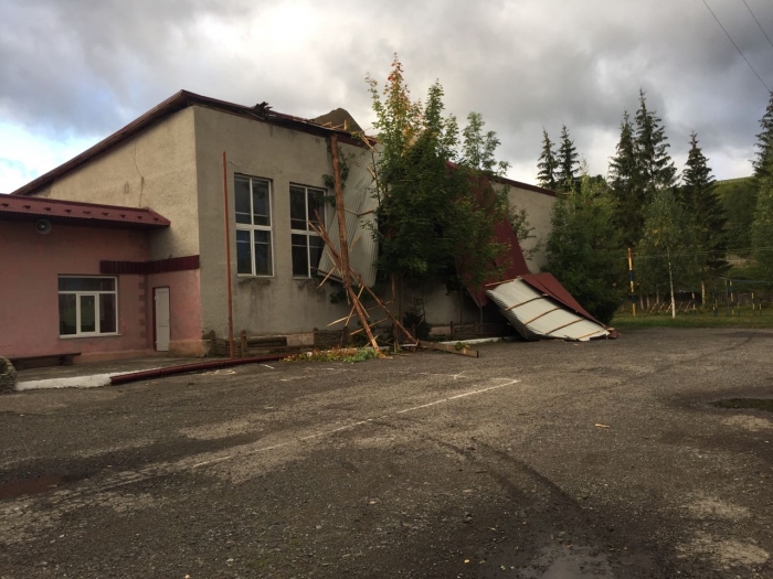 Буревій пошкодив покрівлі 13 шкіл на Рахівщині