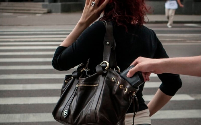 Дві семикласниці в центрі Мукачева викрали від жінки гаманець з грошима