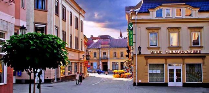 Будинки історичного центру Ужгорода невдовзі красуватимуться оновленими фасадами