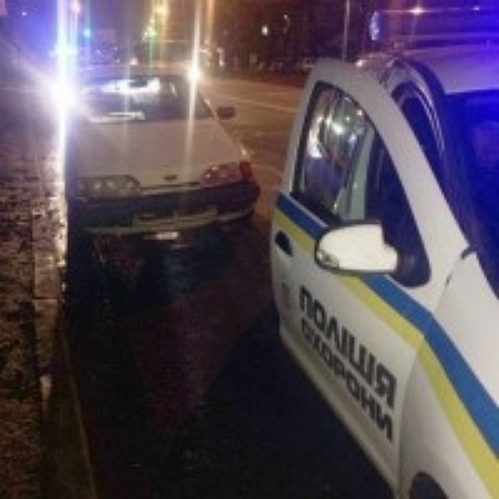 Неадекватний закарпатець накинувся з бітою на працівника АЗС у місті над Латорицею