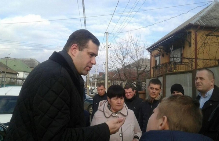 Мітингувальники у закарпатському Сасові досі не розблокували рух по дорозі