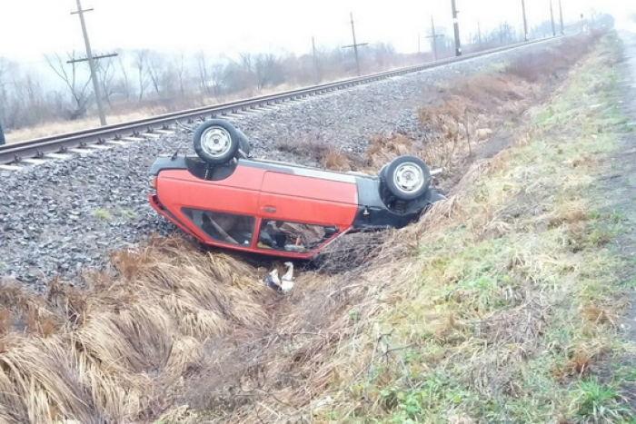 Вітчизняна автівка зробила "сальто-мортале" обабіч дороги поряд з Ужгородом