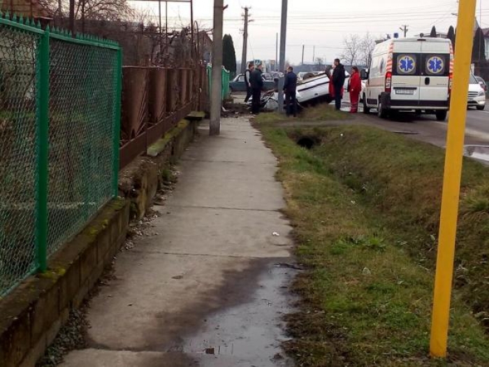 Автівка "стала на дах" у селі під Ужгородом