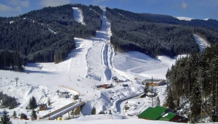 На горах Тростян і Високий Верх під час катання на лижах зазнала травм добра дюжина відпочивальників 