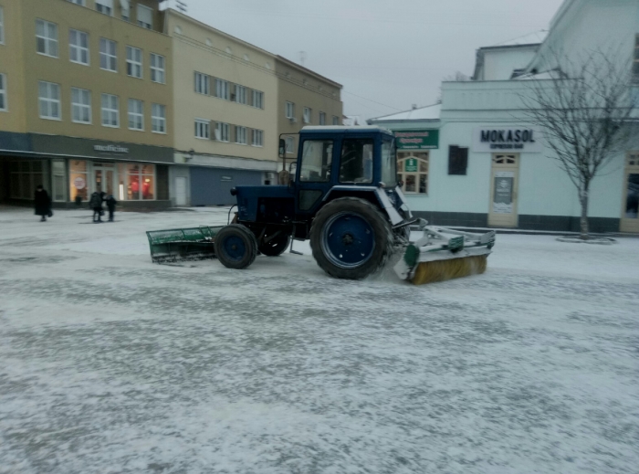 Ужгородські комунальники розчищають місто від снігу