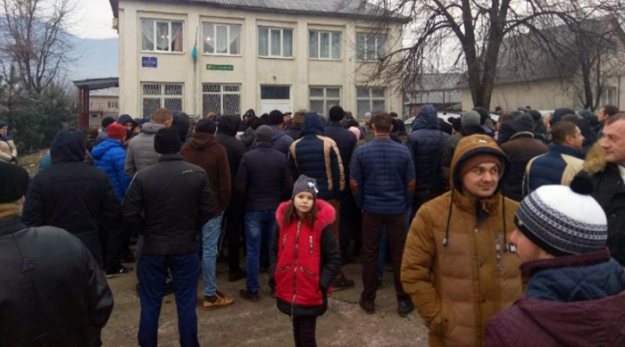 Жителям закарпатського села набрид дорожній "Армагеддон"!