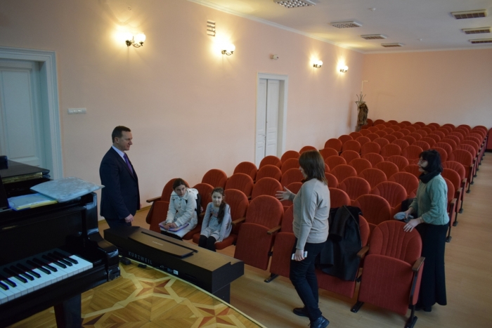 Мистецьким школам Ужгорода придбали музичні інструменти та обладнання