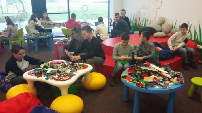 Діти правоохоронців Закарпаття на власні очі побачили, як виготовляються деталі конструктора LEGO