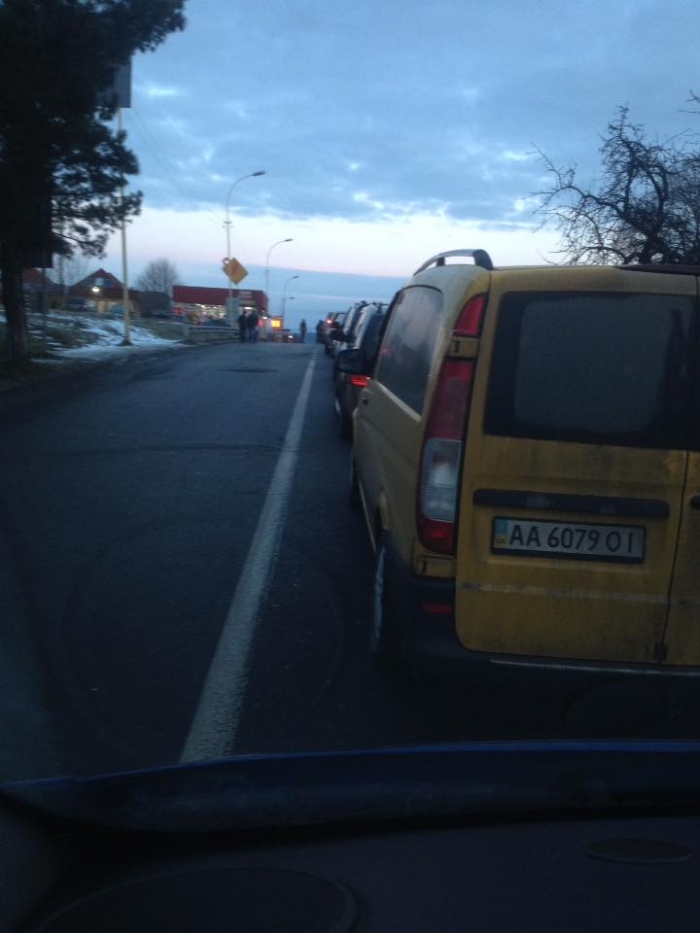 У пункті перетину кордону в столиці Закарпаття — грандіозна автомобільна "тягнучка"