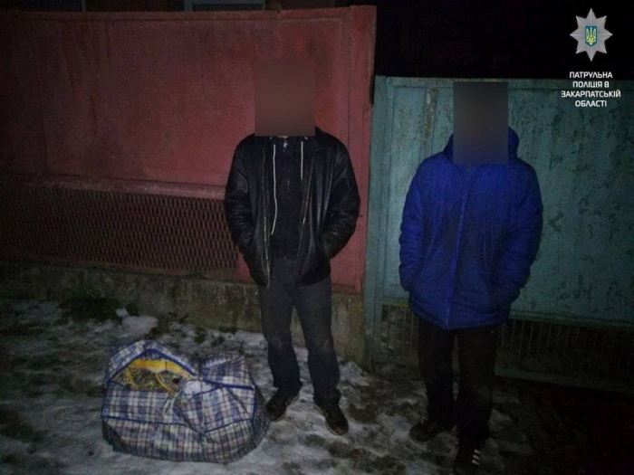 Cумку, повну вкраденого кабелю, вилучили патрульні у чоловічого "дуету" в Мукачеві