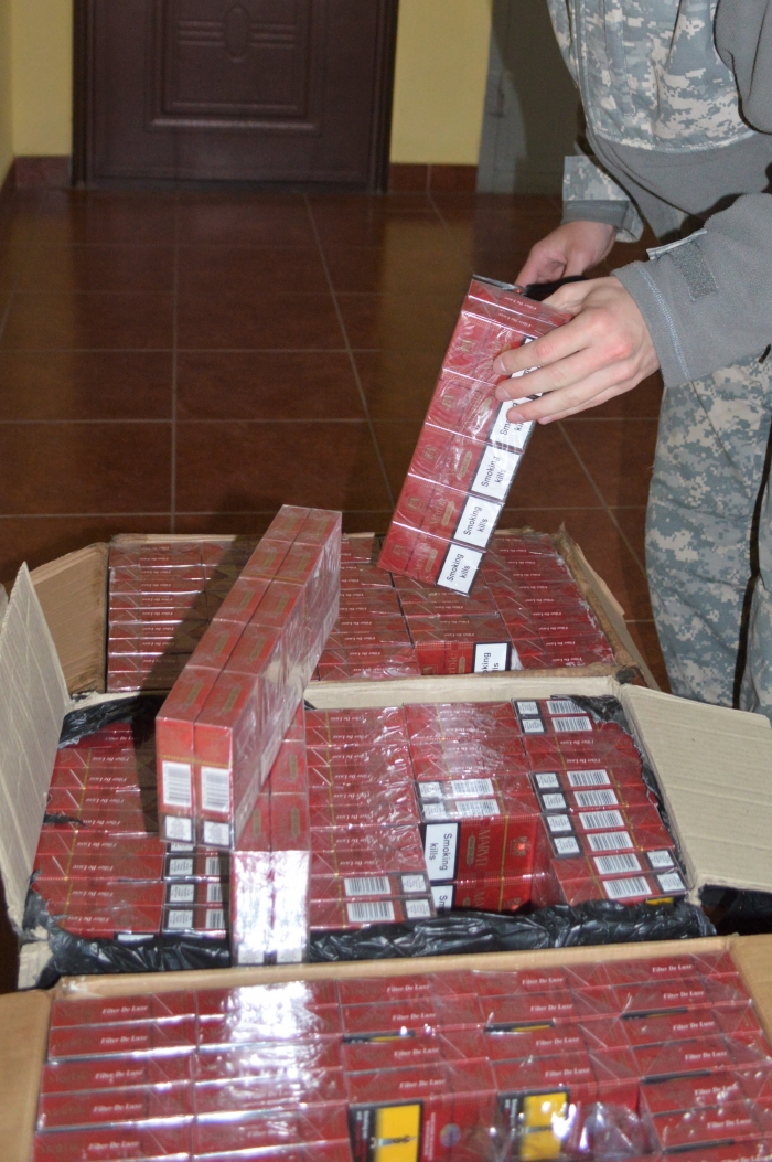 Майже 1,5 тисячі пачок цигарок "подарували" закарпатським прикордонникам втікаючі контрабандисти