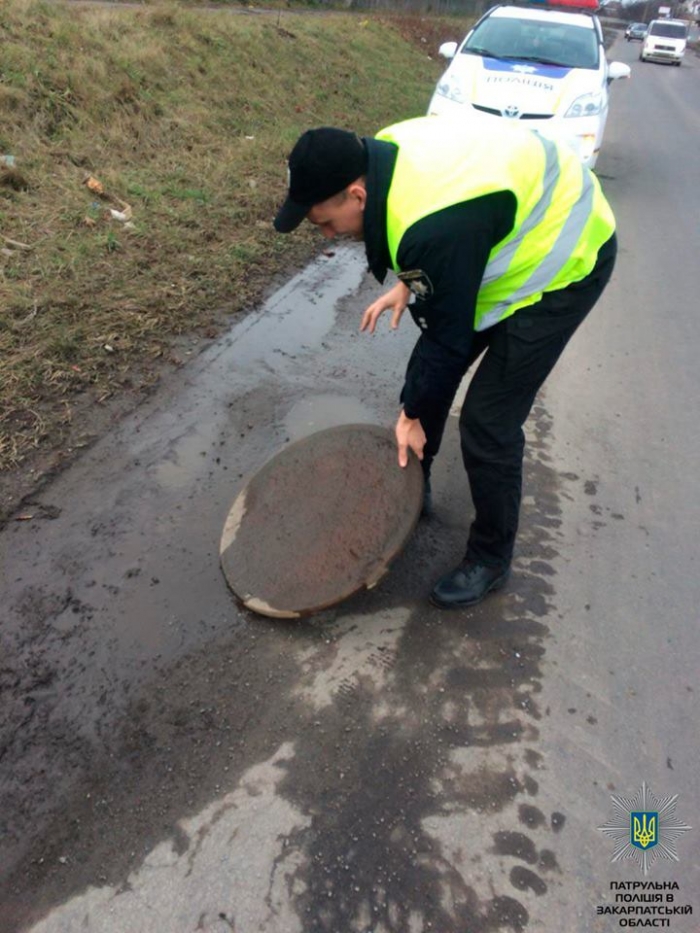 День добра від патрульних у Мукачеві: і люк встановили, і бабусю додому відвели