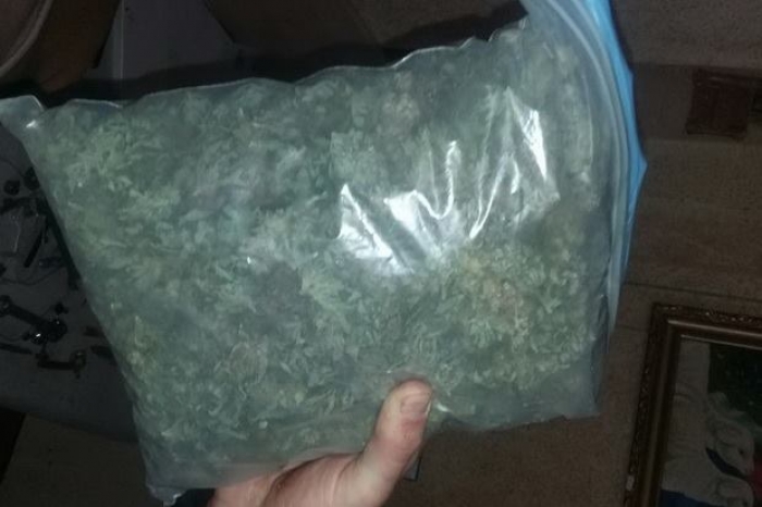 Вдало зайшли: під час обшуку будинку жителя Хустщини поліцейські знайшли понад 500 грамів "травички" та 149 набоїв