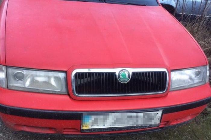 На Мукачівщині копи затримали водія на авто з підробленими номерами та техпаспортом