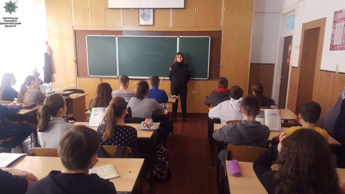 Закарпатські патрульні розповіли школярам про онлайн ігри «Синій кит» та «Червона сова»