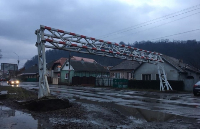 У Мукачеві водій фури вирвав із землі обмежувач руху