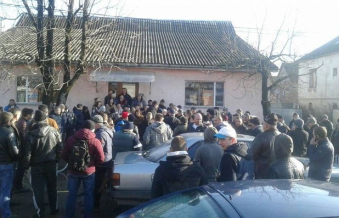 На Виноградівщині люди перекрили рух через жахливий стан доріг