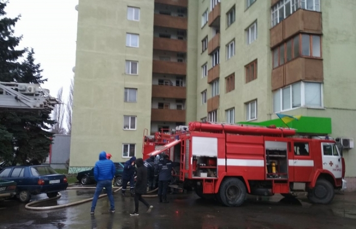 В Ужгороді димиться з даху 16-поверхівки. На місці працюють пожежники