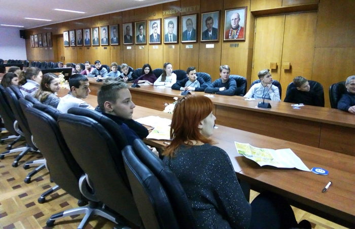 У ректораті УжНУ школярі з Маріуполя знайомилися з нашим вишем