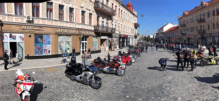 Видовищний фоторепортаж: як в Ужгороді мотогонщики закривали сезон