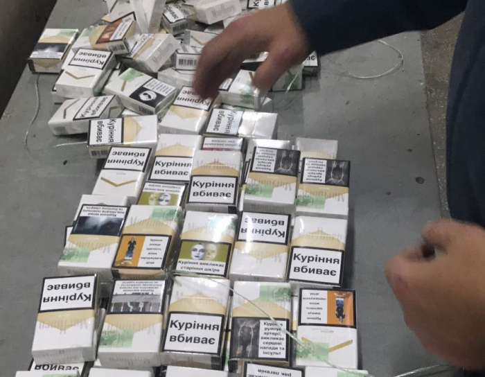 Закарпатська митниця не дала добро: знайшли в авто схованку з «MARLBORO»