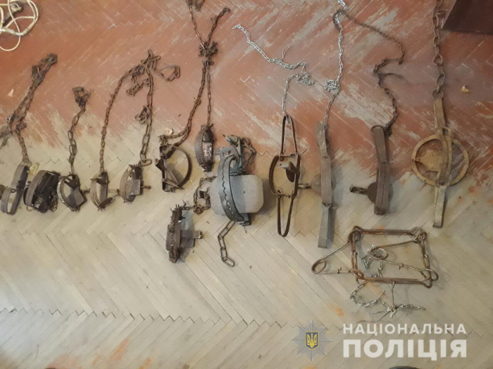 Капкани та електровудки: поліція вилучила у жителів Воловеччини браконьєрське приладдя