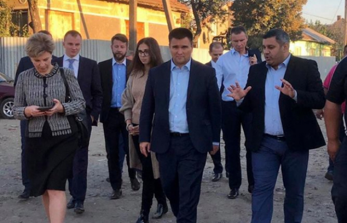 Міністр Клімкін завітав до ужгородських ромів на Радванку