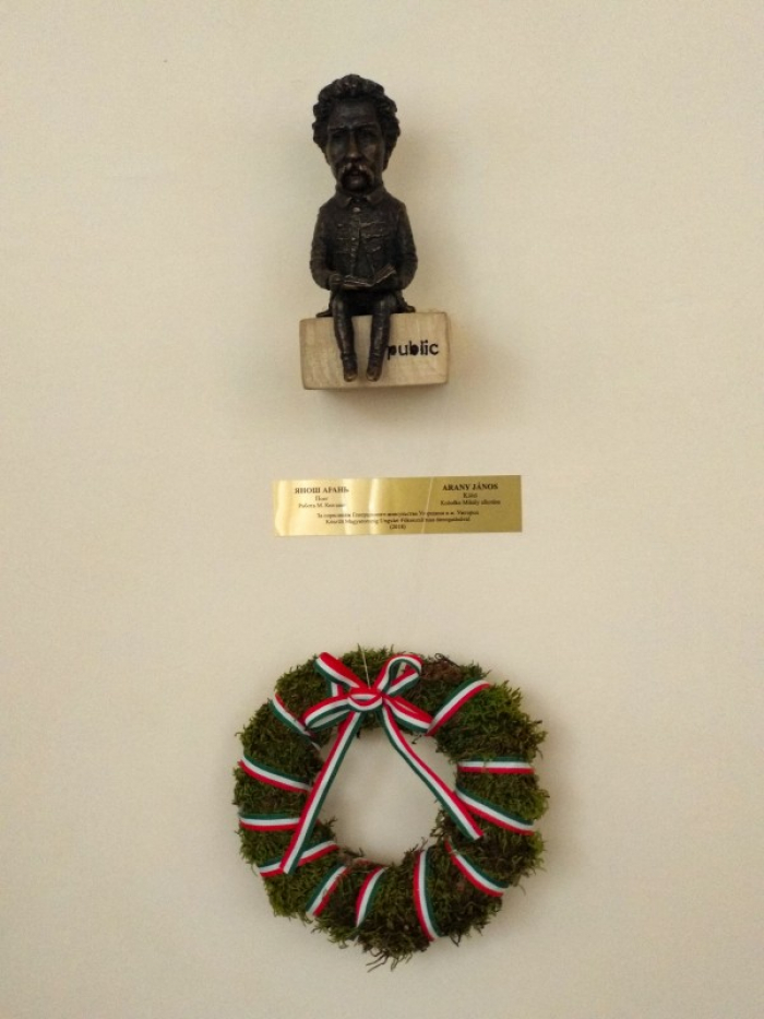 Ужгородські міні-скульптури дісталися й університетського Баму!